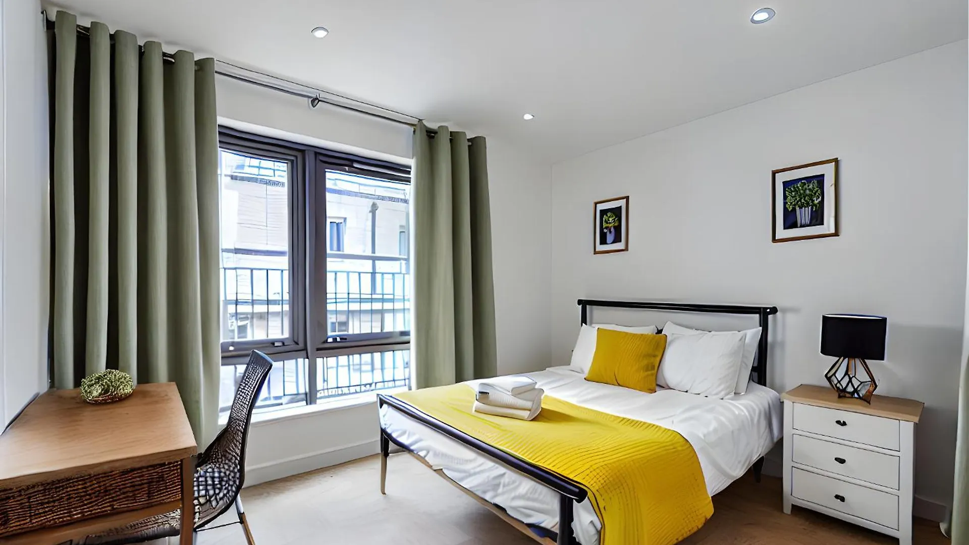 Liverpool St Modern 2 Bed Apartment London 0*,